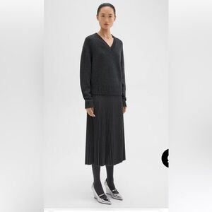 Theory pleated skirt! New with tags!!